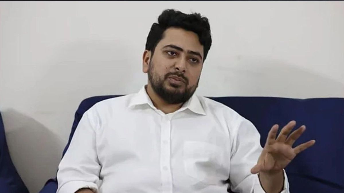 প্রতারণা করে একটি কাগজে সই করছে কিছু দল