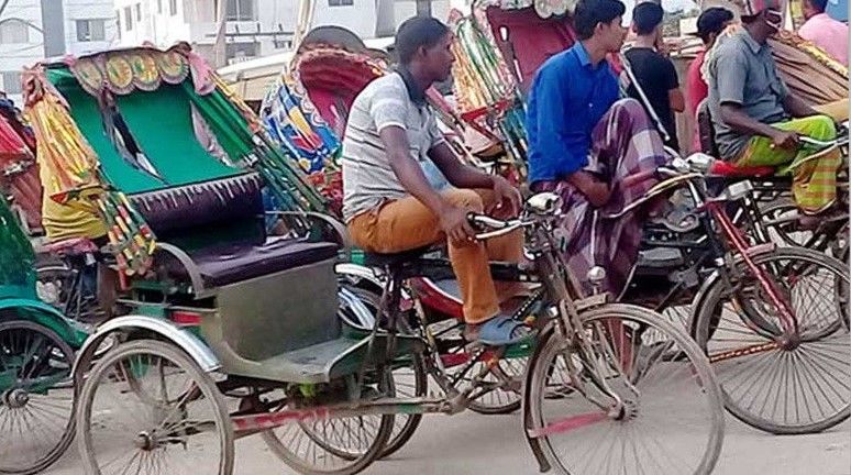 নগরীতে দাপিয়ে বেড়াচ্ছে অটো রিক্সা