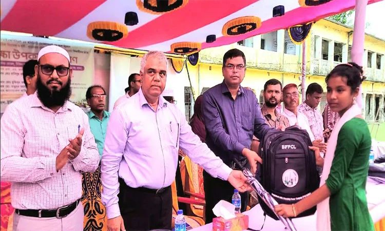 শিক্ষার মানোন্নয়নে শিক্ষার্থীরা পেলেন তাপবিদ্যুৎ কেন্দ্রের উপকরণ