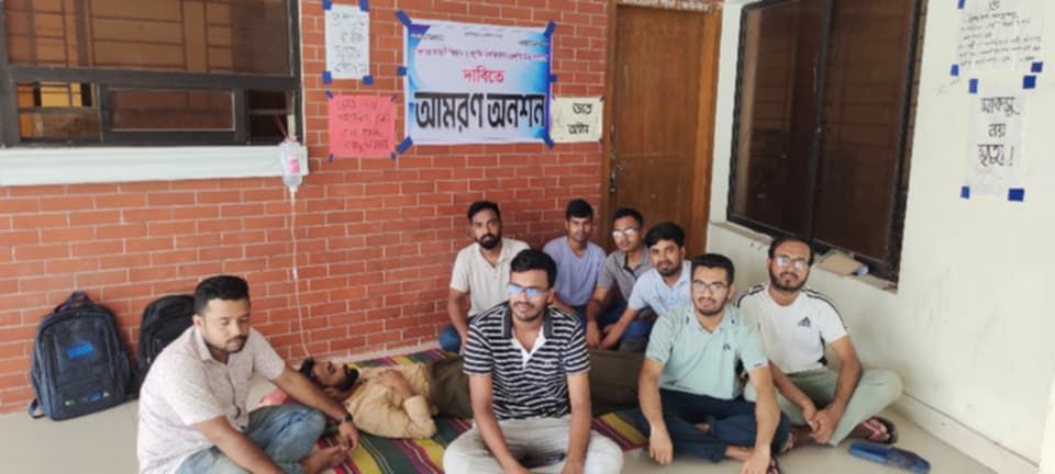 মাকসু প্রতিষ্ঠার দাবিতে অনশন, ২৪ ঘণ্টা পেরোলেও নেই সমাধান