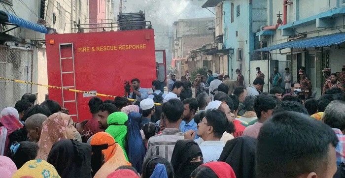 রূপনগরের আগুন  গুদাম থেকে এখনো বের হচ্ছে ধোঁয়া