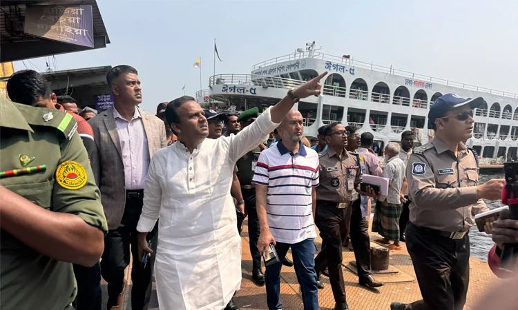 নৌকা থেকে লঞ্চে যাত্রী ওঠা সম্পূর্ণ বন্ধ করা হবে