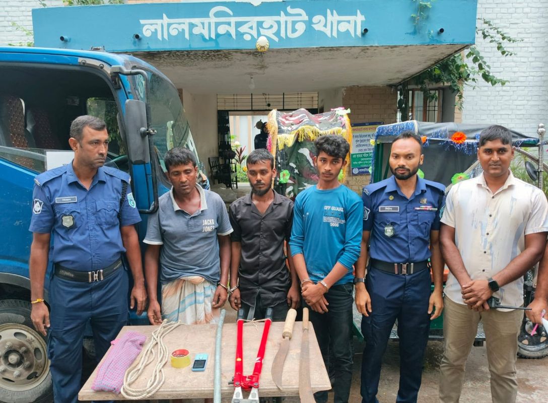 ডাকাতির প্রস্তুতিকালে মালমাল সহ ৩ ডাকাত গ্রেফতার