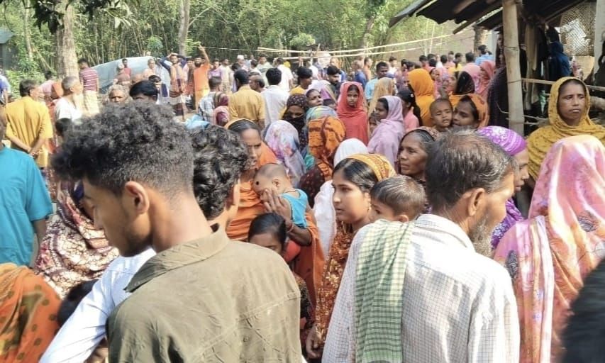 নওগাঁয় মা-বাবা ও দুই শিশু সন্তান ৪ জনকে গলা কেটে হত্যা