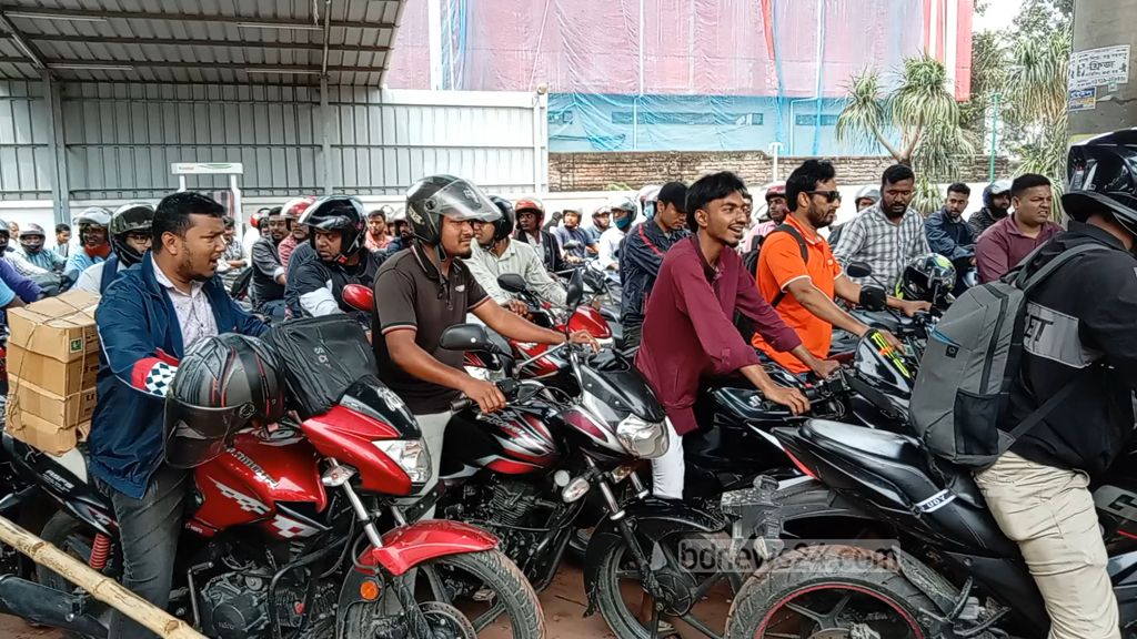 নতুন দাম ঘোষণার খবরে পাম্পে দীর্ঘ লাইন