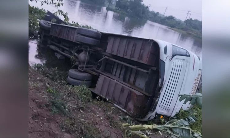 কুমিল্লায় মেডিকেল কলেজ শিক্ষার্থীদের বাস খাদে; আহত ২০