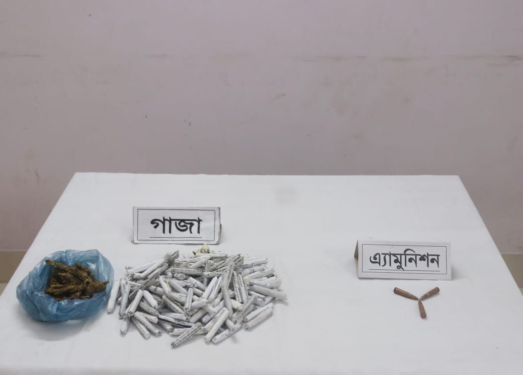কুমিল্লায় সেনা বাহিনীর অভিযানে  সরকারি গোলাবারুদ ও মাদকসহ আটক-১