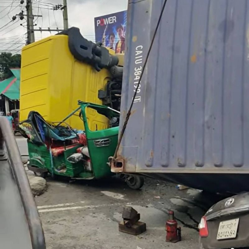 কুমিল্লায় প্রাইভেটকারের ওপর কাভার্ডভ্যান উল্টে চারজনের মৃত্যু