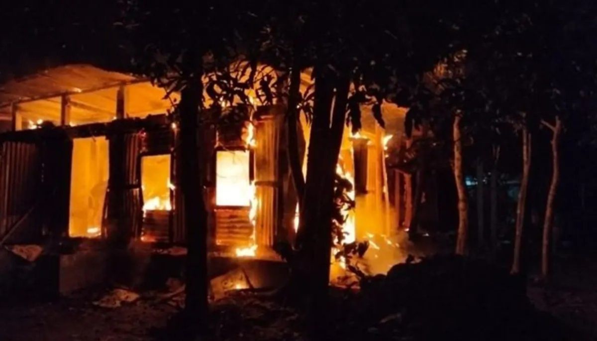 গজারিয়ায় জলদস্যু হত্যা, প্রতিপক্ষের ৮ বাড়িতে আগুন