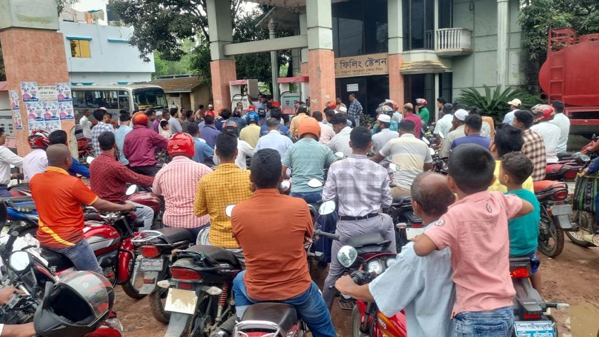 তীব্র জ্বালানি সংকট, চরম ভোগান্তিতে চালকরা