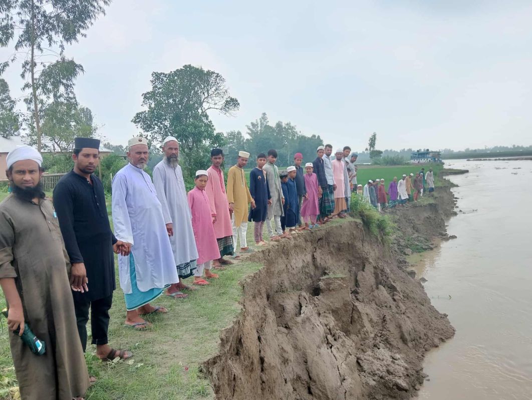 বকশীগঞ্জে নদী ভাঙন রোধে মানববন্ধন