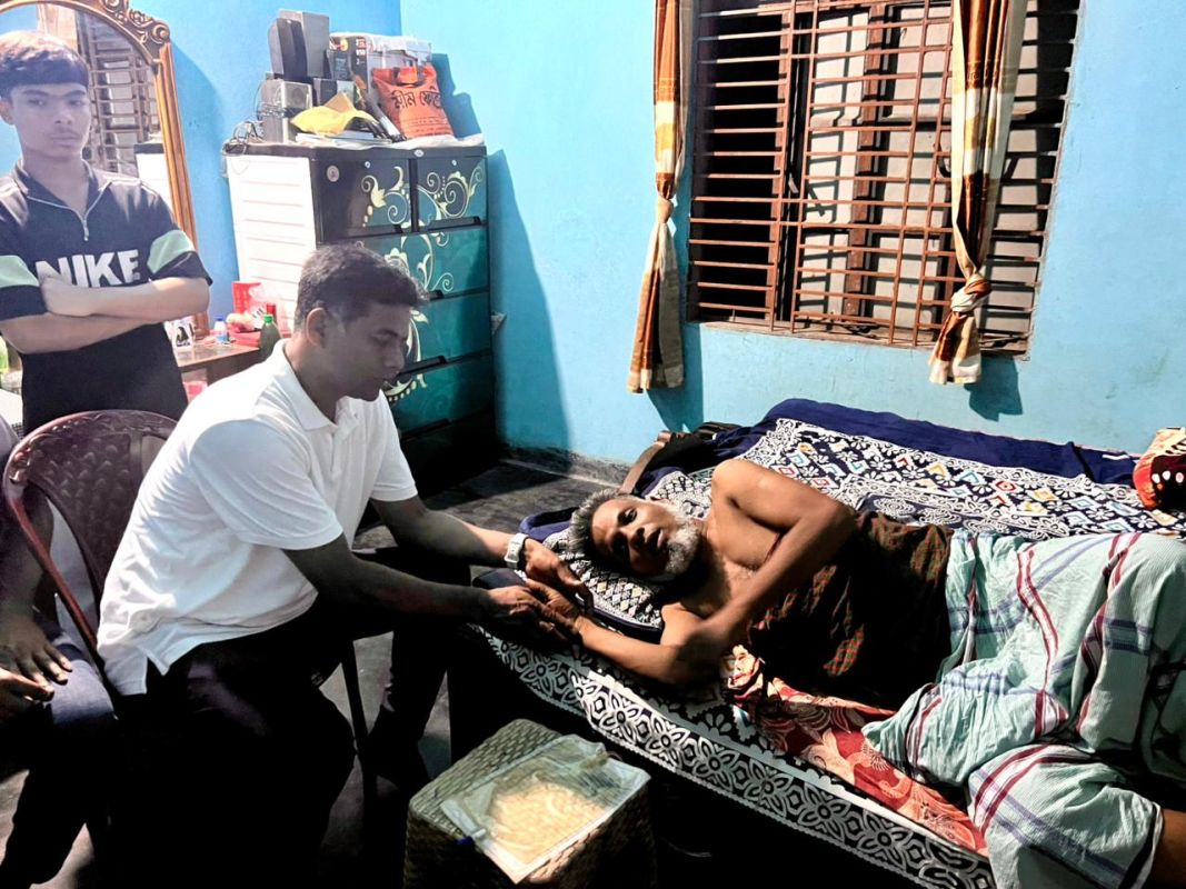 গজারিয়ায় কোলন ক্যান্সারে আক্রান্ত রোগীর পাশে সমাজসেবী ইউসুফ আলী