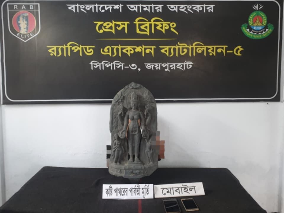 নওগাঁয় দুটি কষ্টি পাথরের মূর্তি উদ্ধার : আটক দু'জন