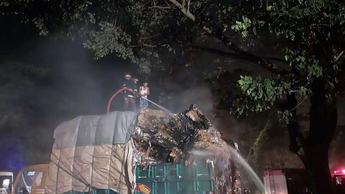 গজারিয়ায় থেমে থাকা ট্রাকে দুর্বৃত্তদের আগুন.