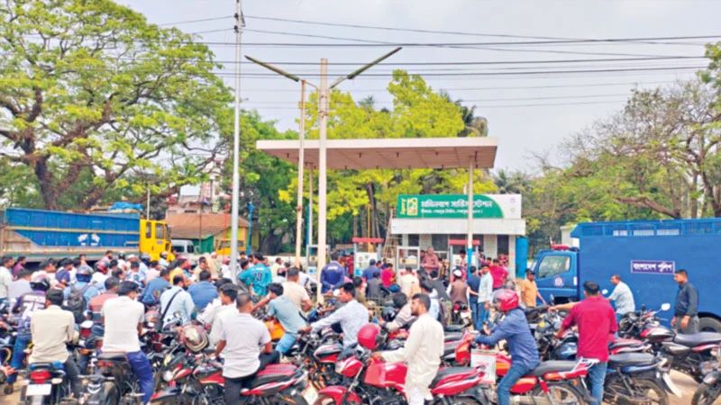যে কারণে কেটেছে তেলের সংকট
