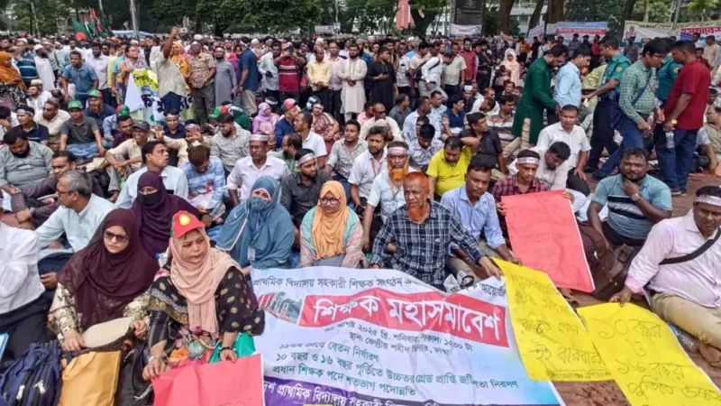 শহীদ মিনারে প্রাথমিকের শিক্ষকরা, কর্মবিরতি