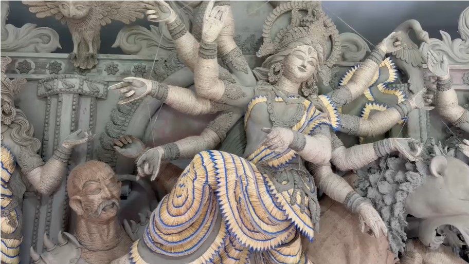 সাতক্ষীরায় দুর্গাপূজার বিশেষ আকর্ষণ দিয়াশলাইয়ের কাঠি ও রেশমী সুতোয় তৈরি প্রতিমা