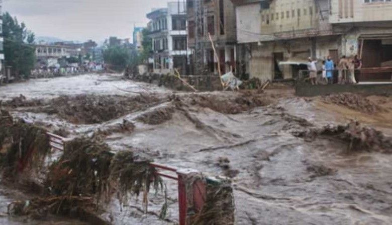 পাকিস্তানে বন্যা ও ভূমিধসে নিহত ২৫০ জনের বেশি