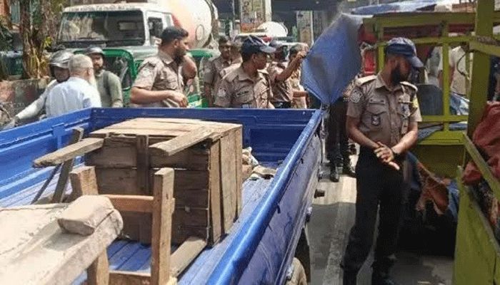 ফুটপাত-সড়ক দখলমুক্ত করতে অভিযানে ডিএমপি
