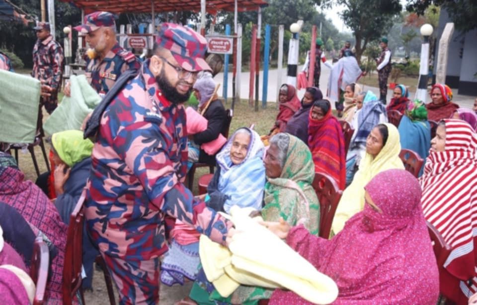 নওগাঁয় কাঁপছে মানুষ, শীর্তাতদের পাশে বিজিবি
