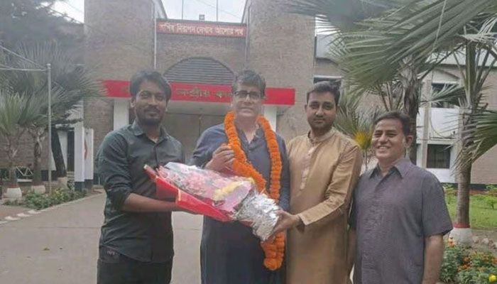 সাংবাদিক আনিস আলমগীর কারামুক্ত