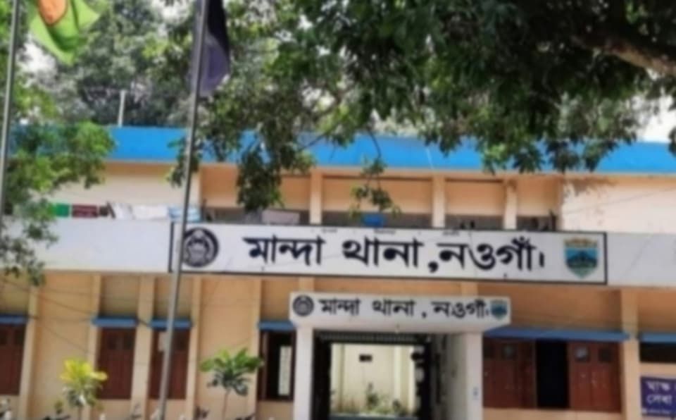নওগাঁয় বিয়ের দাবিতে প্রেমিকের বাড়িতে অবস্থান করছে প্রেমিকা