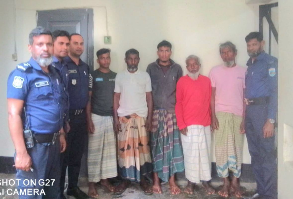 নওগাঁয় ভ্যান চালককে কুপিয়ে হত্যা, গ্রেফতার ৫ জন