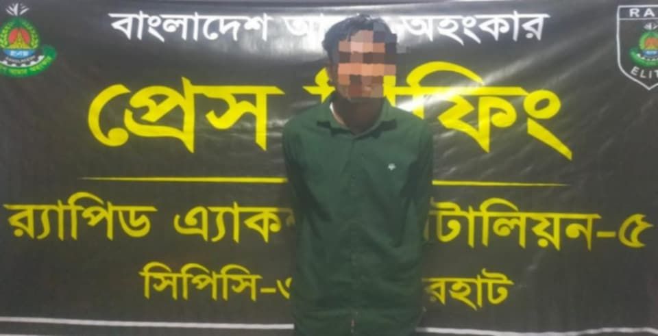 নওগাঁয় প্রবাসীর স্ত্রীকে ব্লাকমেইল, পর্নোগ্রাফি মামলায় যুবক আটক