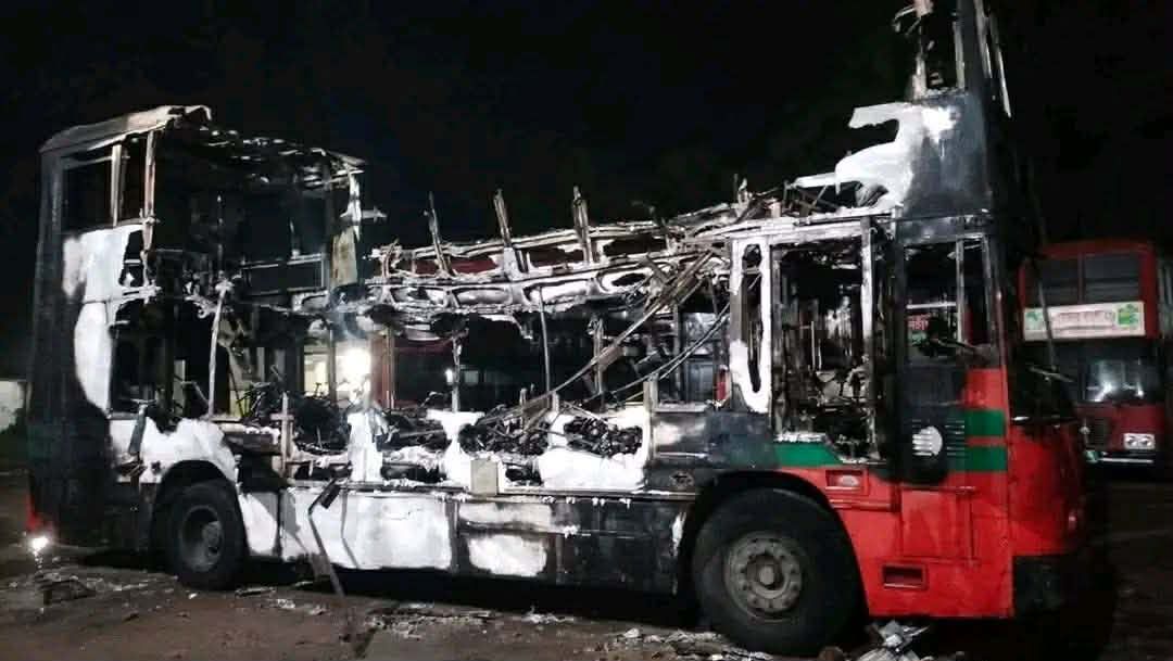 নোবিপ্রবি শিক্ষার্থীবাহী তিনটি বিআরটিসি বাসে আগুন
