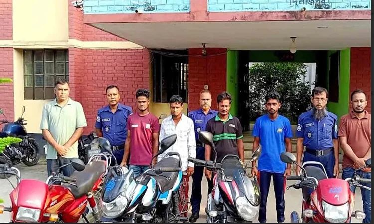 দিনাজপুরে ৪টি চোরাই মোটরসাইকেলসহ ৪ জন গ্রেপ্তার