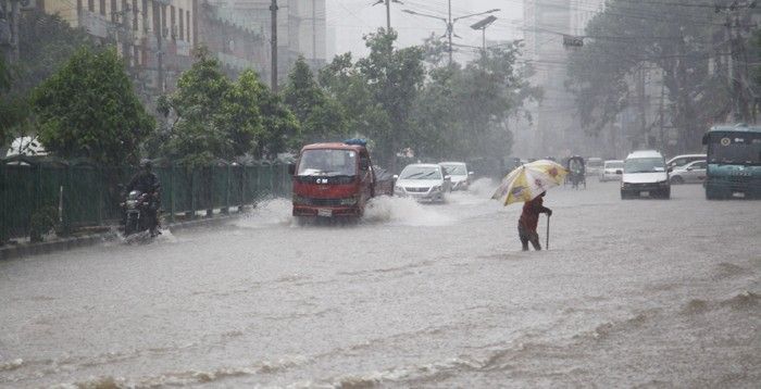 রাজধানীতে মুষলধারে বৃষ্টি-বজ্রপাত, জলাবদ্ধতা