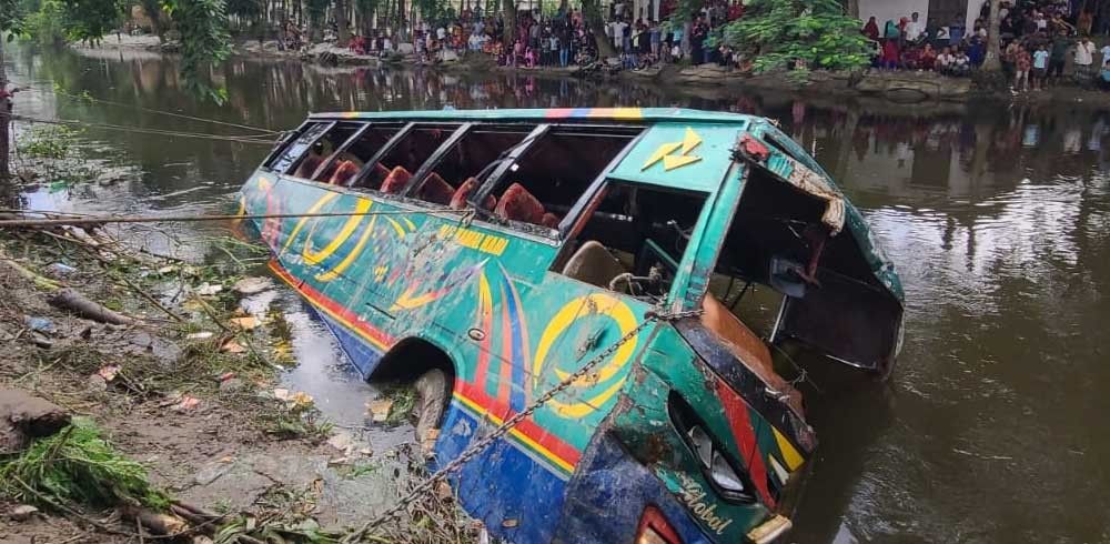 যাত্রীবাহী বাস খালে, নিহত বেড়ে ৫