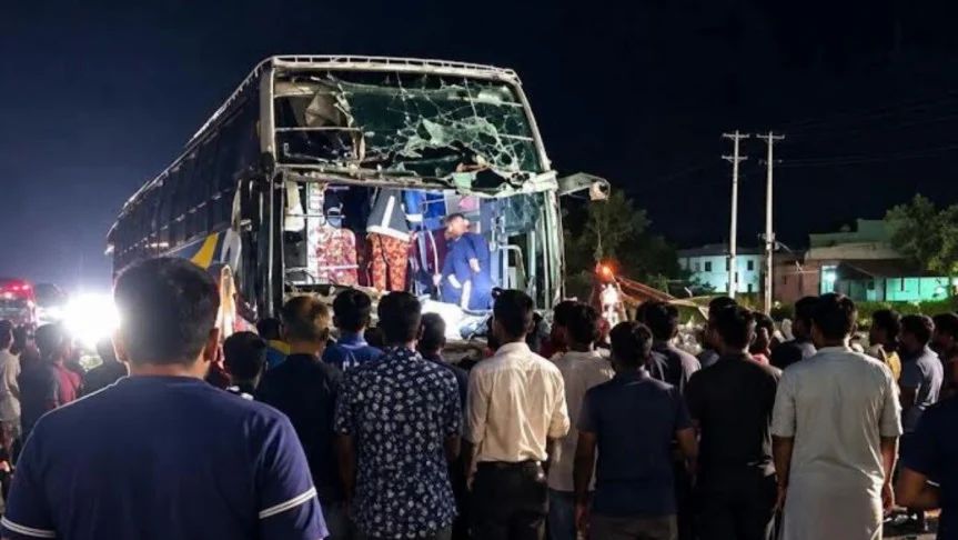 কুমিল্লায় স্লিপার বাসে আগুন, রক্ষা পেলেন যাত্রীরা