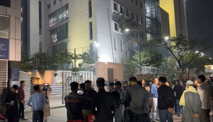 সংকটাপন্ন খালেদা জিয়া হাসপাতালে নেতাকর্মীদের ভিড়