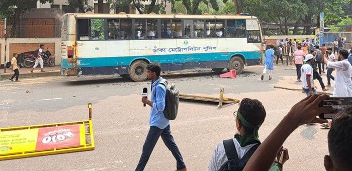 ‘জুলাই যোদ্ধাদের’ সঙ্গে পুলিশের ধাওয়া-পাল্টা ধাওয়া