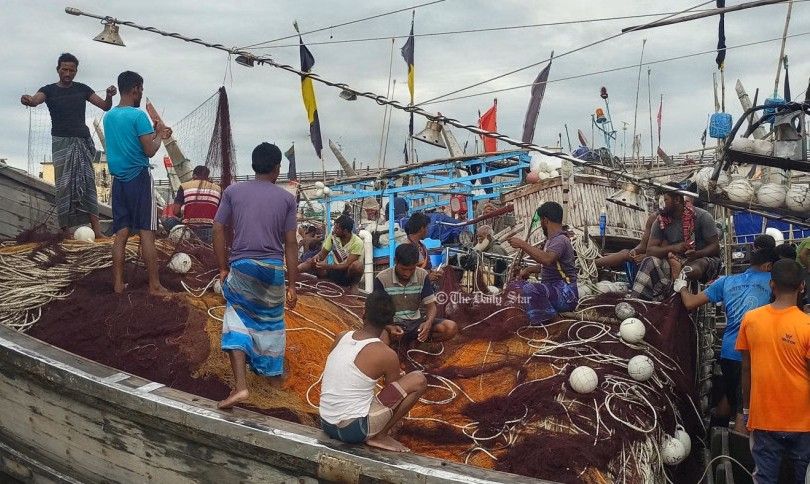 ইলিশ ধরায় নিষেধাজ্ঞার খবরে জেলেপাড়ায় হতাশা