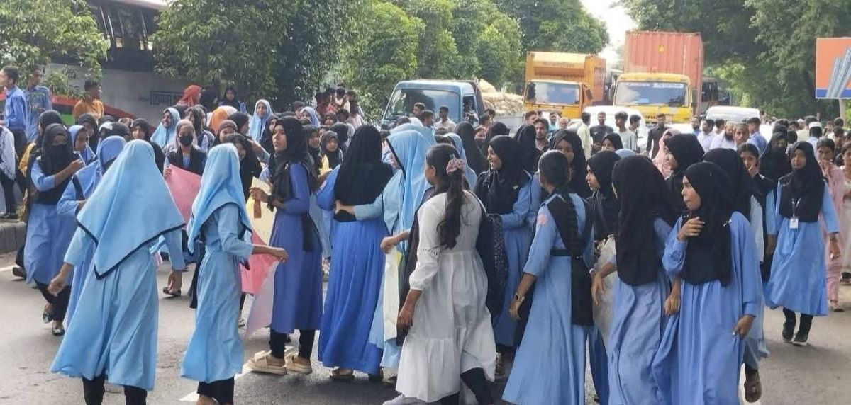 গজারিয়ায় সড়ক দুর্ঘটনায় ছাত্রী নিহত, মহাসড়ক অবরোধ