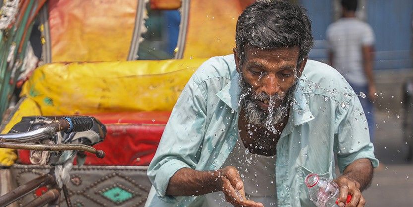 বৃষ্টিহীন ঢাকায় গরমে অস্বস্তি