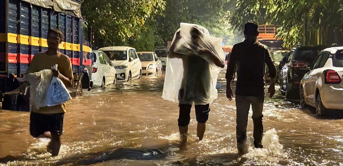 মুম্বাইয়ে ভারী বৃষ্টিতে ফ্লাইট বিঘ্নিত, বন্ধ স্কুল-কলেজ
