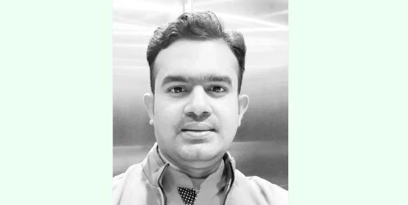 টানাপড়েনে এখন রাজনীতির মাঠ