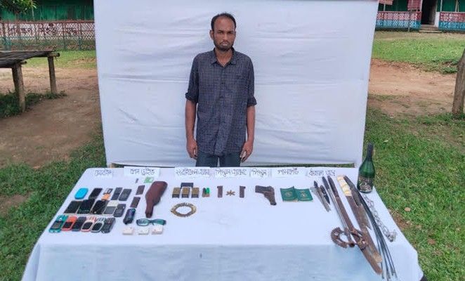 ফটিকছড়িতে বিপুল পরিমাণ অস্ত্রসহ  আটক - ১