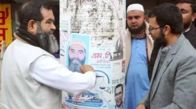 নওগাঁয় নির্বাচনী ব্যানার-ফেস্টুন সরিয়ে ফেলছেন জামায়াত প্রার্থী