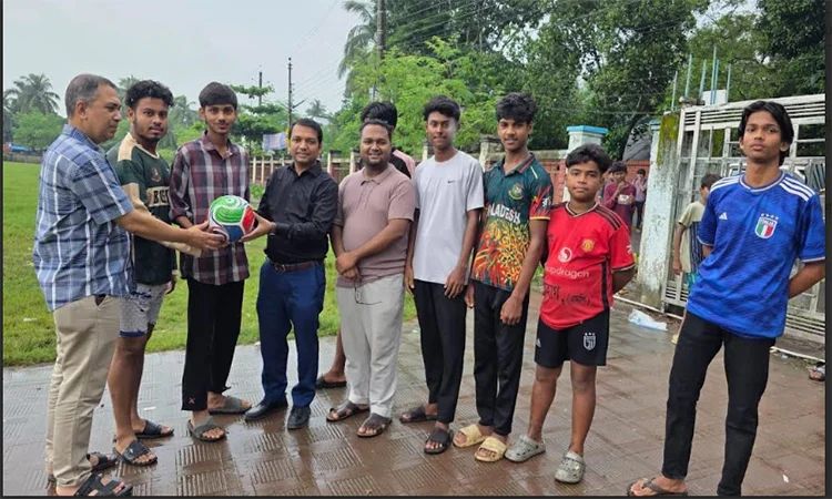 বাগেরহাটে শিক্ষার্থীদের মাঝে ক্রীড়া সামগ্রী বিতরণ