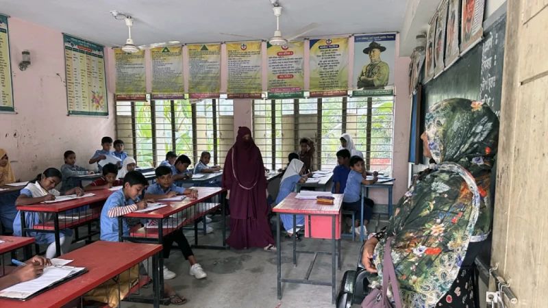 শিক্ষকদের কর্মবিরতি, পরীক্ষা নিচ্ছেন অভিভাবকরা