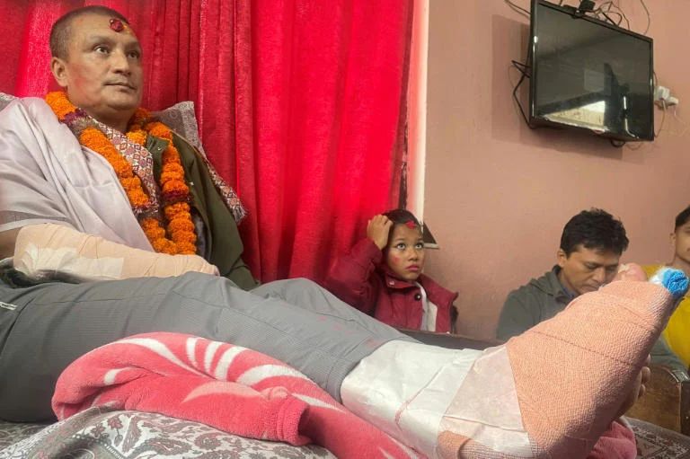 টানেলে ১০ দিন আটকে থেকেও বেঁচে যাওয়া নেপালি শ্রমিক পুনর্গঠনে কাজ করতে চান