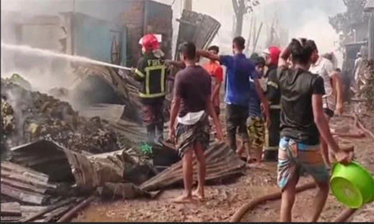 গাজীপুরে ঝুটের গোডাউনের আগুন ২ ঘণ্টার চেষ্টায় নিয়ন্ত্রণে
