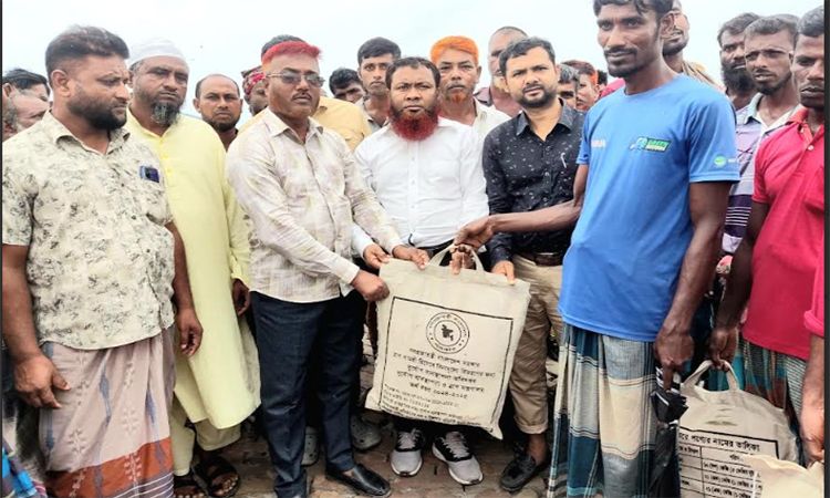 বাগেরহাটে বেড়িবাঁধ ভেঙ্গে যাওয়ায় ক্ষতিগ্রস্ত পরিবার পেল ত্রাণ সামগ্রী
