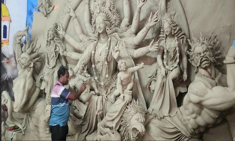 নড়াইলে প্রতিমা তৈরিতে ব্যস্ত শিল্পীরা