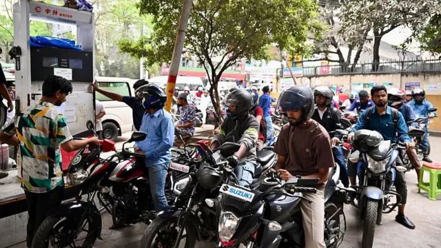 জ্বালানি সংকটে নাজেহাল রাজধানীবাসী