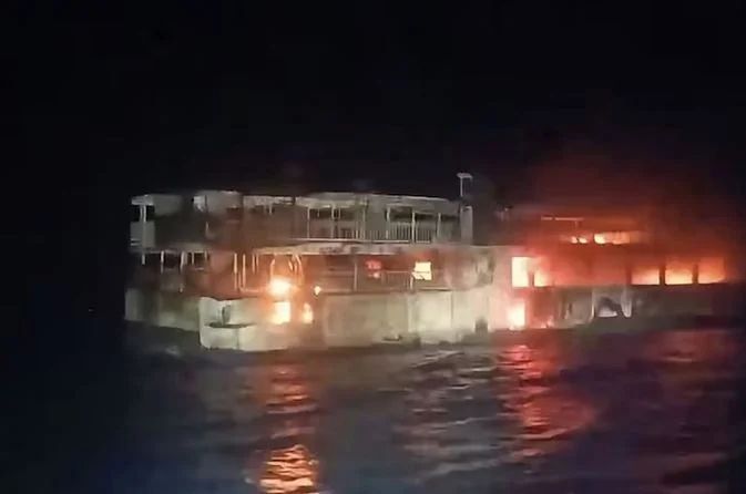 ফিলিপাইনে ফেরিতে আগুনে ৫ জনের মৃত্যু